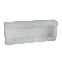 Caja universal de superficie para 3 mecanismos